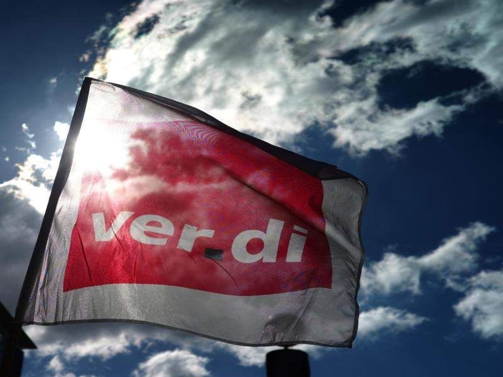 Eine Fahne von Verdi weht während einer Kundgebung im Wind. Foto: Ina Fassbender/Archiv