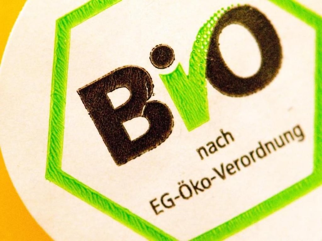 Wer sich mit Biolebensmitteln ernähren möchte, kann zum Beispiel auf das Biosiegel achten. Foto: Klaus-Dietmar Gabbert