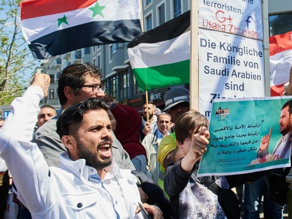 Teilnehmer der anti-israelischen Al-Kuds-Demonstration auf dem Berliner Kurfürstendamm. Foto: Annette Riedl