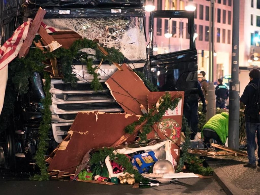 Polizeibeamte stehen vor dem Lastwagen des Berliner Anschlags. Foto: Arcangelo Nashmi/Archiv