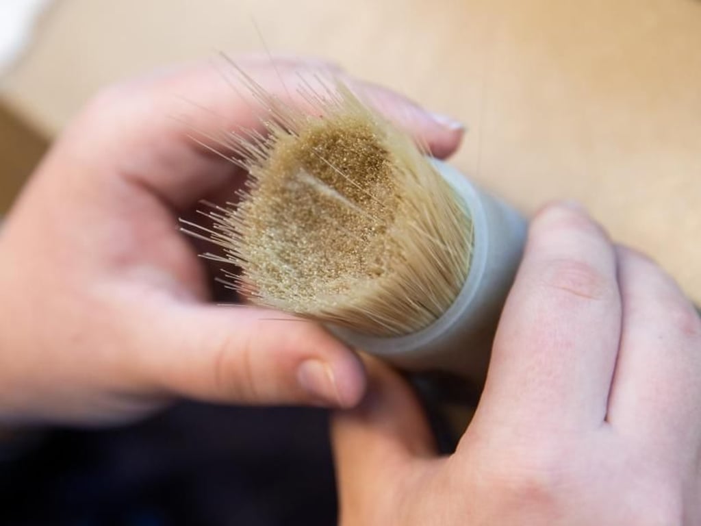 Pinsel der gehobenen Klasse entstehen noch immer in Handarbeit. Foto: Daniel Karmann