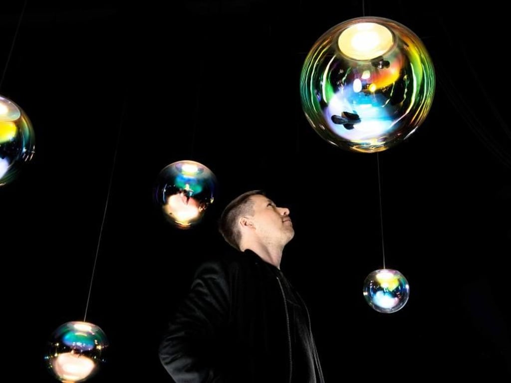 Seifenblasen waren die Inspiration für die Leuchten Iris von Designer Sebastian Scherer. Die Oberfläche des kugelförmigen, mundgeblasenen Leuchtenkörpers schimmert auch genauso. Foto: Neocraft GmbH/Tobias Wirth