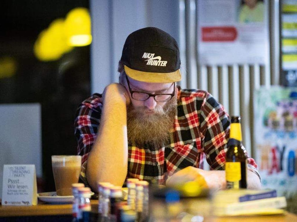 Leon S. bei einer Silent Reading Party in Osnabrück. Foto: Guido Kirchner