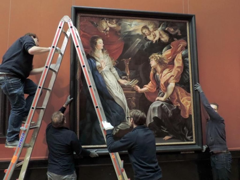 Mitarbeiter des Kunsthistorischen Museums (KHM) in Wien mit dem Rubens-Bild "Die Verkündigung an Maria". Foto: KHM