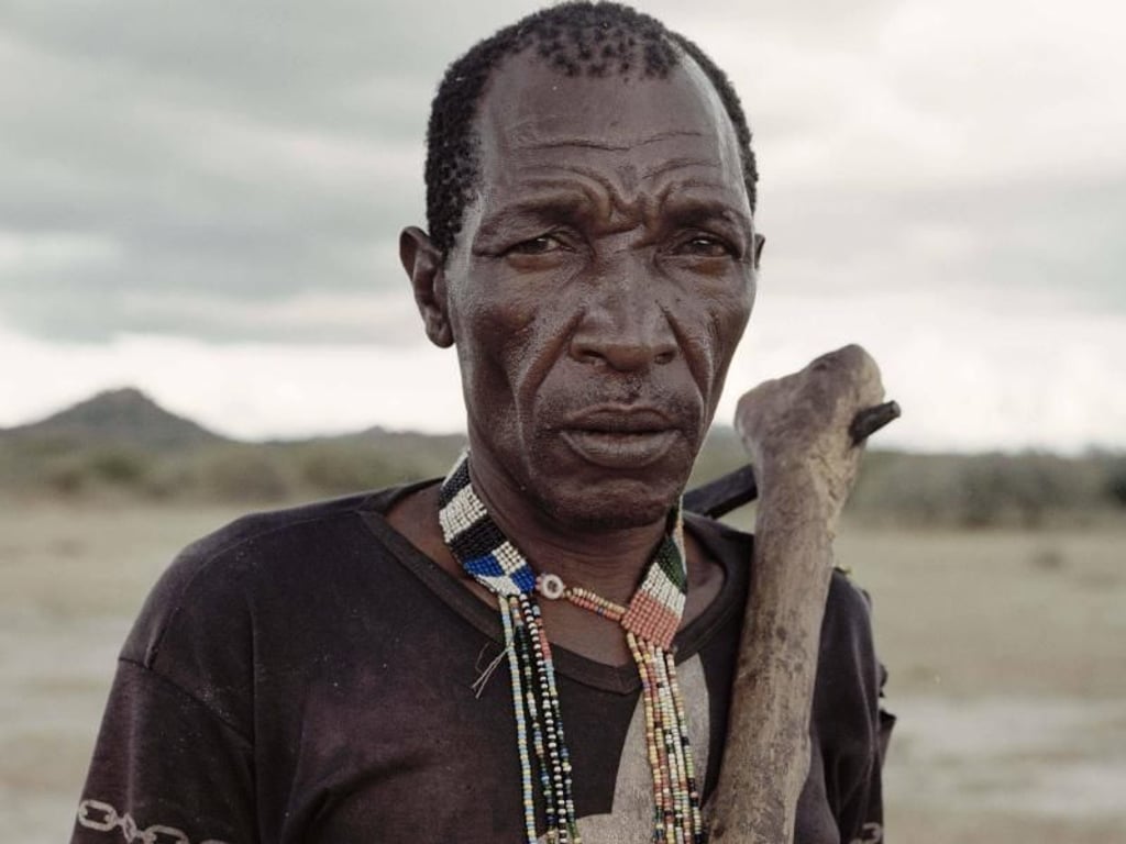 Ein Angehöriger des Volkes der Hadza steht in der Nähe des Eyasisees im tansanischen Bezirk Ngorongoro. Foto: Stefan Kleinowitz/ZUMA Wire