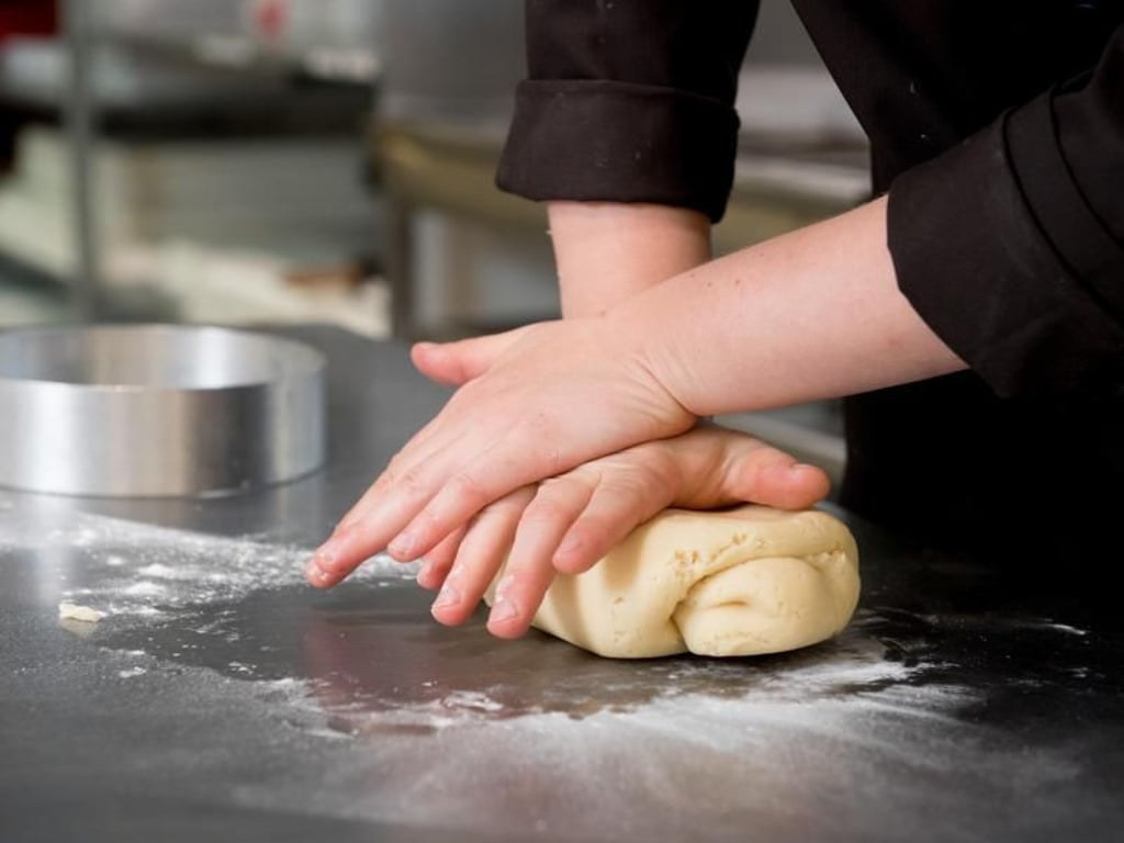 Aus Rohstoffen wie Butter, Zucker, Mehl und Eiern machen Konditoren Teige unterschiedlicher Art. Wie das geht, lernen Berufsanfänger in ihrer Ausbildung. Foto: Tobias Hase