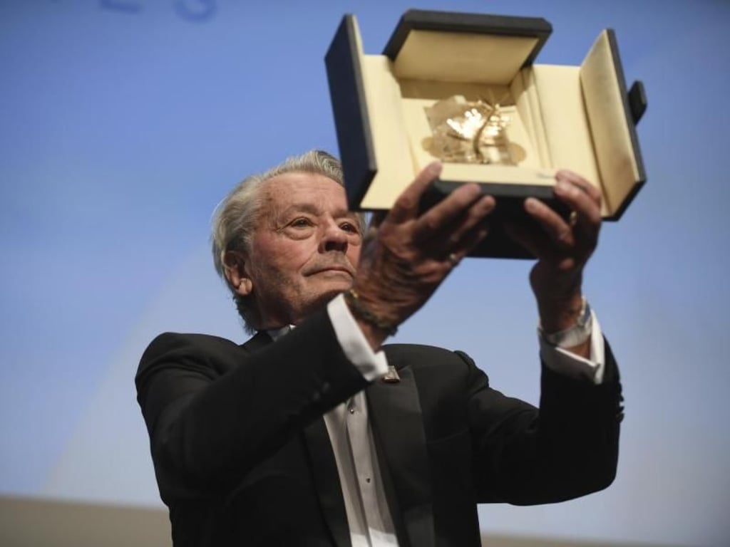 Nicht unumstritten: Alain Delon mit der Ehrenpalme für sein Lebenswerk. Foto: Arthur Mola