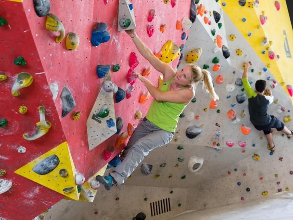 Beim Bouldern braucht man keinen Partner, der einen sichert. In den Hallen klettert man maximal vier bis fünf Meter hoch. Foto: DAV / Hansi Heckmair