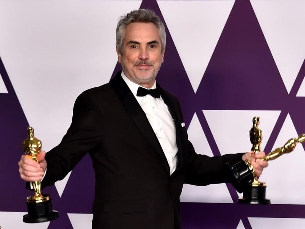 Beste Kamera, beste Regie und bester nicht-englischsprachiger Film: Alfonso Cuarón mit seinen Oscars. Foto: Alberto Rodriguez/PA