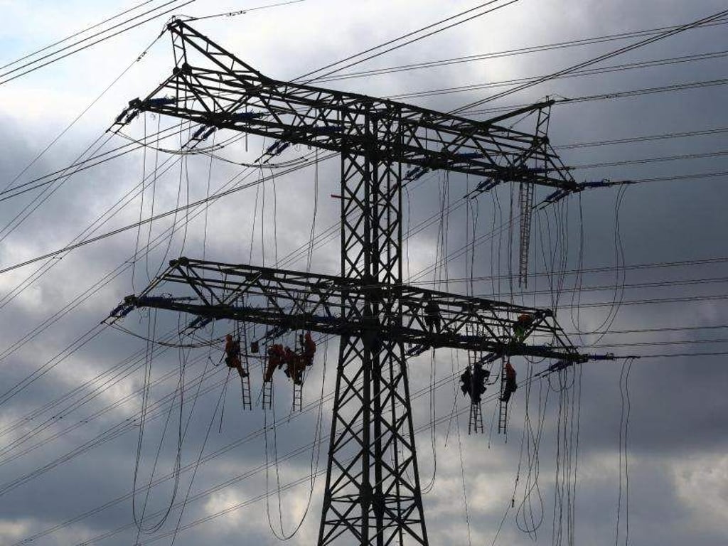 An Hochspannungsleitungen für den Südostlink wird unweit des Umspannwerkes in Wolmirstedt gearbeitet. Foto: Jens Wolf/Archiv