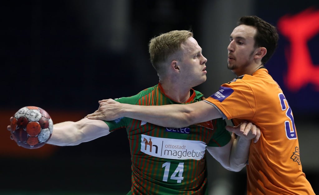 Omar Ingi Magnusson (l) setzte sich mit Magdeburg gegen Zoran Bozic und IFK Kristianstad durch.
