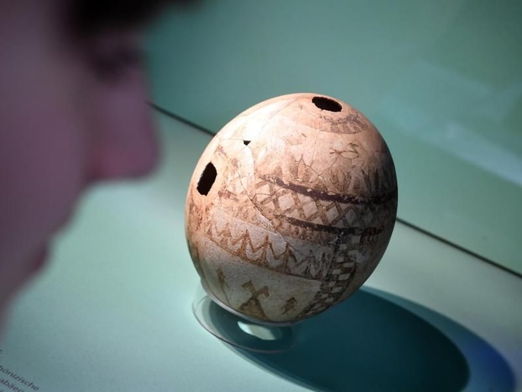 Straußenei mit Bemalung aus der Mitte des 7. Jahrhunderts vor Christus in der Ausstellung «Die Etrusker - Weltkultur im antiken Italien». Foto: Uli Deck
