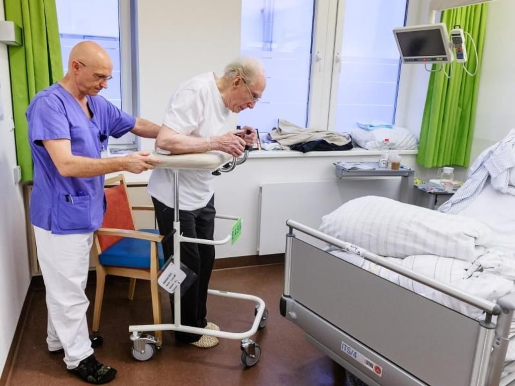 Nach größeren Operationen müssen die Patienten manchmal auch das Gehen erst wieder üben. In einer geriatrischen Station wie hier im Amalie Sieveking-Krankenhaus in Hamburg werden sie dabei altersgerecht unterstützt. Foto: Markus Scholz