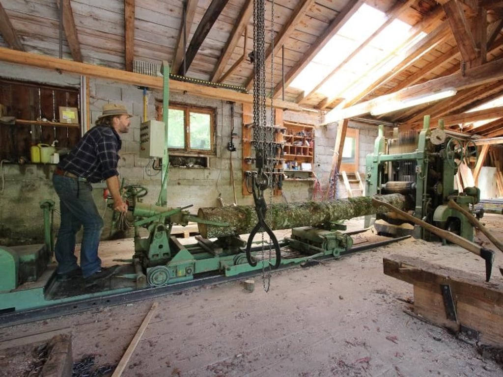 In der Sägerei von Andreas Moser werden Balkone und Inneneinrichtungen noch in Handarbeit hergestellt. Foto: Bernd F. Meier