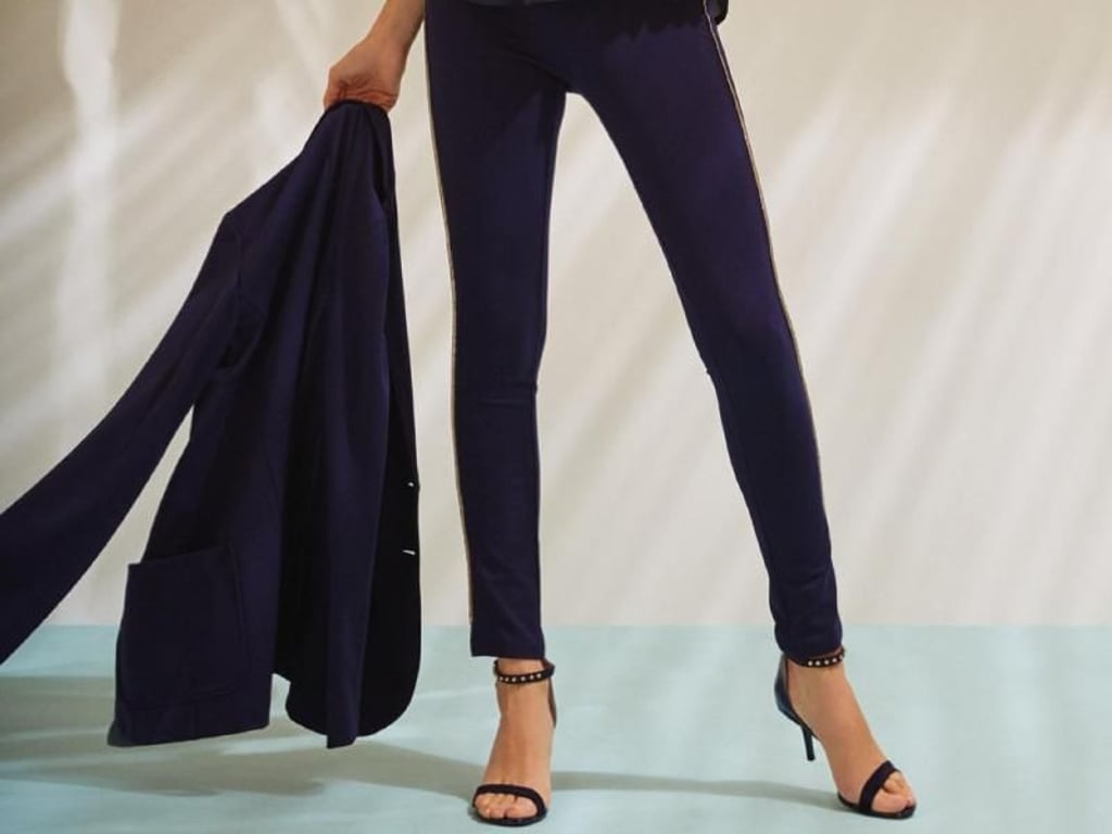 Mit High Heels und edlem Oberteil wird der Look samt Leggins ausgehtauglich (Hose ca. 185 Euro, Blazer ca. 279 Euro, Sandalen ca. 219 Euro). Foto: Patrizia Pepe