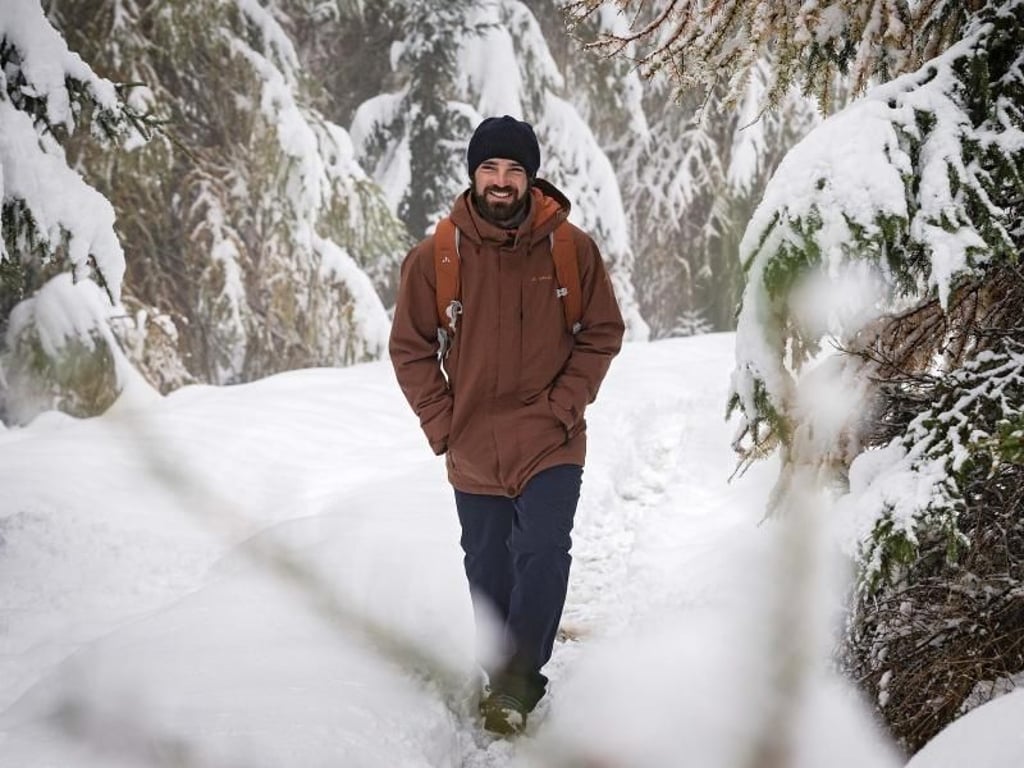 Was man im Schnee trägt, soll auch für den winterlichen Stadtbummel infrage kommen: Die Wintersportmode wird daher urbaner. Foto: Vaude/Moritz Attenberger
