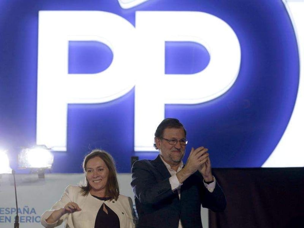 Ministerpräsident Mariano Rajoy und seine Frau, Elvira Fernanandez jubeln. Foto: Javier Lizon