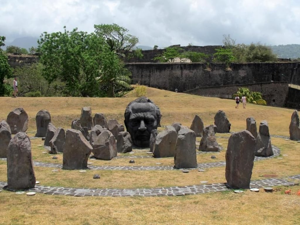 Louis Delgrès kämpfte gegen die Sklaverei auf Guadeloupe. Heute gibt es wie hier im Fort auf der Insel viele Statuen, die den Nationalhelden zeigen. Foto: Sabine Glaubitz