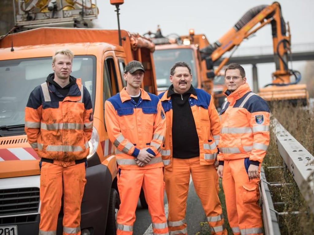 Die Straßenwärter Davide Kunz (l-r), Patrick Preis, Michael Siebert und Brian Zutz arbeiten bei der Autobahmeisterei Ehringshausen. Foto: Frank Rumpenhorst