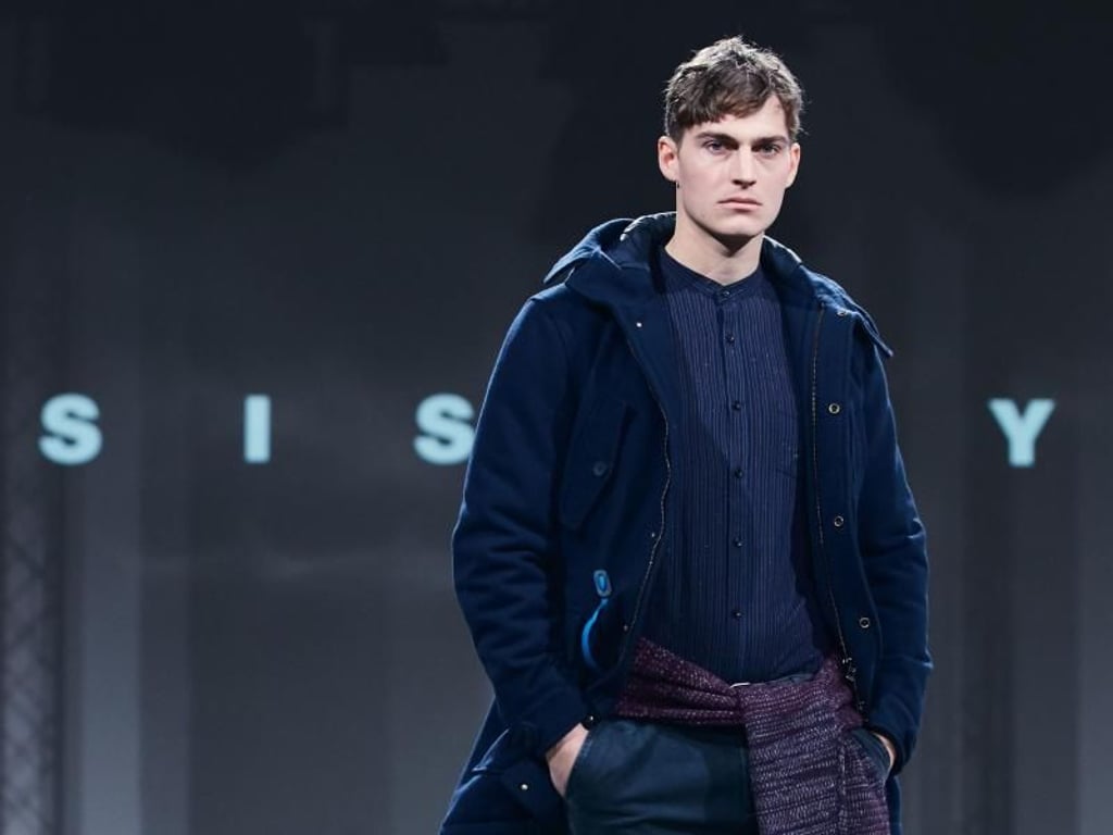 Die Farbexplosion bleibt aus: Blau ist im Herbst und Winter die wichtigste Farbe in der Männermode. Auch Sisley setzt darauf (Jacke 1830 Euro, Hose 590 Euro). Foto: Sisley