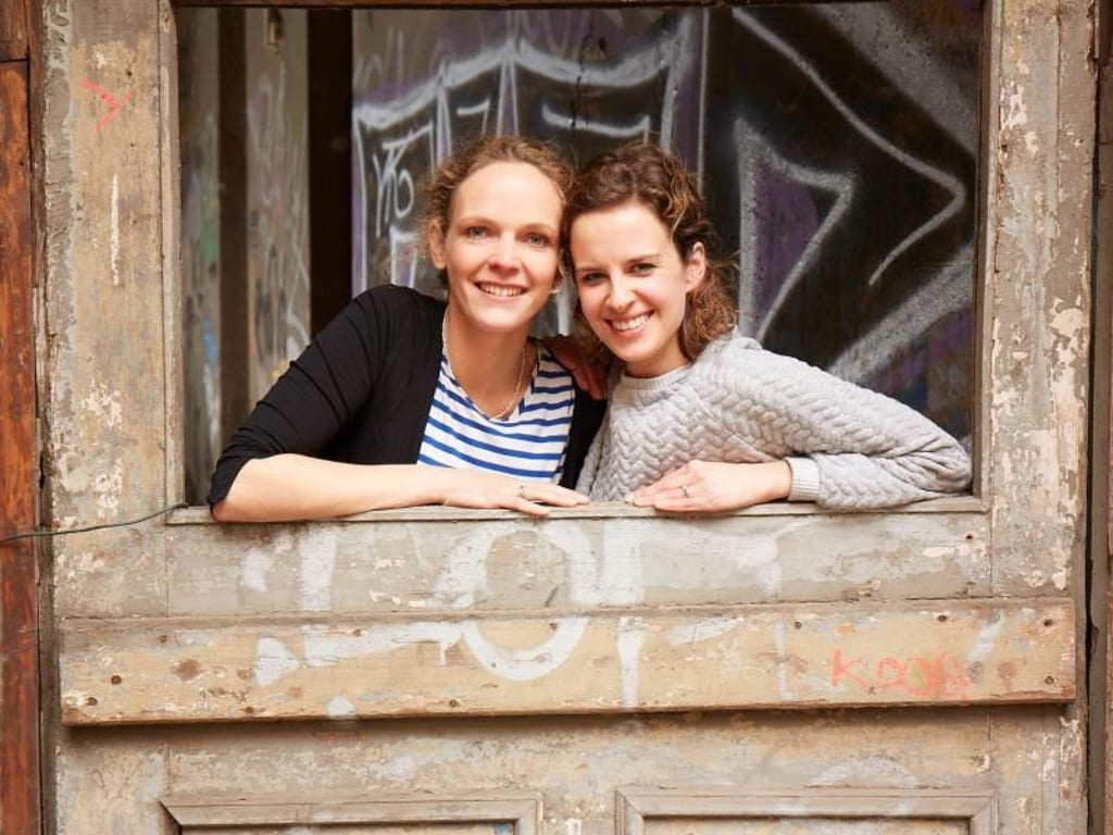 Katharina Nachtsheim (rechts) schreibt zusammen mit Lisa Harmann (links) für den Blog stadtlandmama.de. Foto: Christoph Michaelis