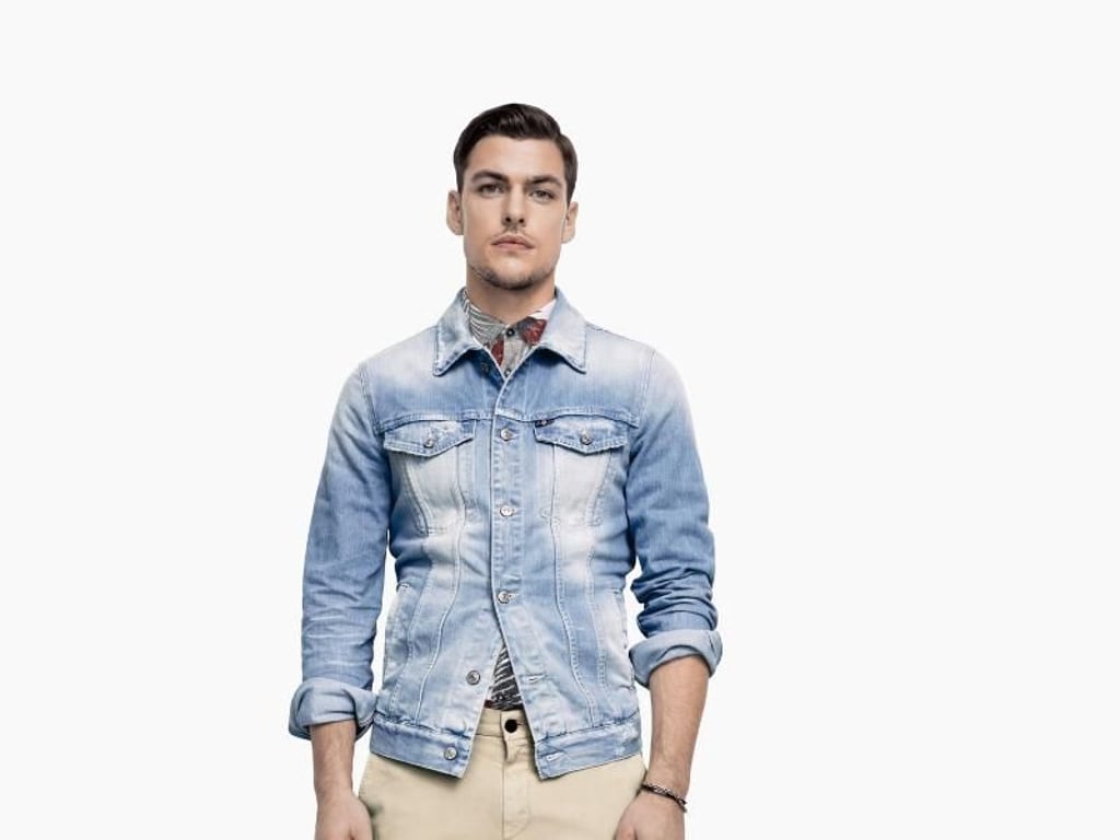 Denim geht immer - zum Beispiel als Jacke zur Khaki-Chino wie bei 7 For All Mankind (Jeansjacke 280 Euro, Shirt 180 Euro, Chino 200 Euro). Foto: 7 For All Mankind