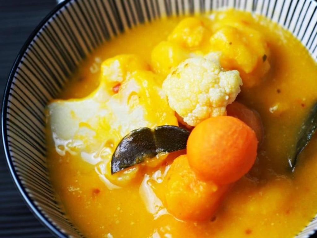 Blumenkohl passt gut als Zutat ins feurige Curry. Foto: Doreen Hassek
