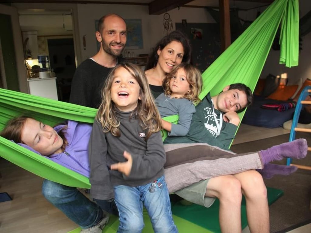Familie Gremlich mit Bastian (r) und Amanda (l), Mutter Andrea Gremlich (hinten M) Lebenspartner Reto Liniger sowie Elia (2.v.r) und Lionel. Foto: Anne-Sophie Galli