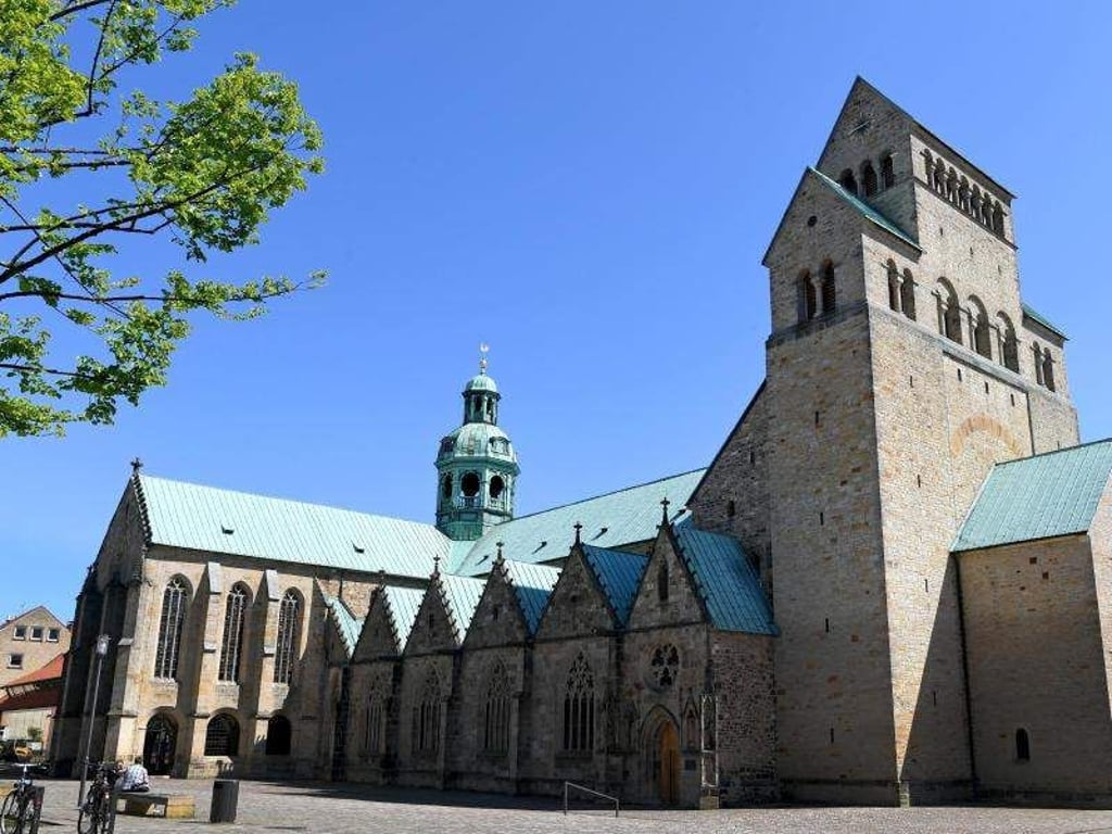 Nach der Wiedereröffnung vor fünf Jahren
besuchen den Hildesheimer Dom immer mehr Touristen. Foto: