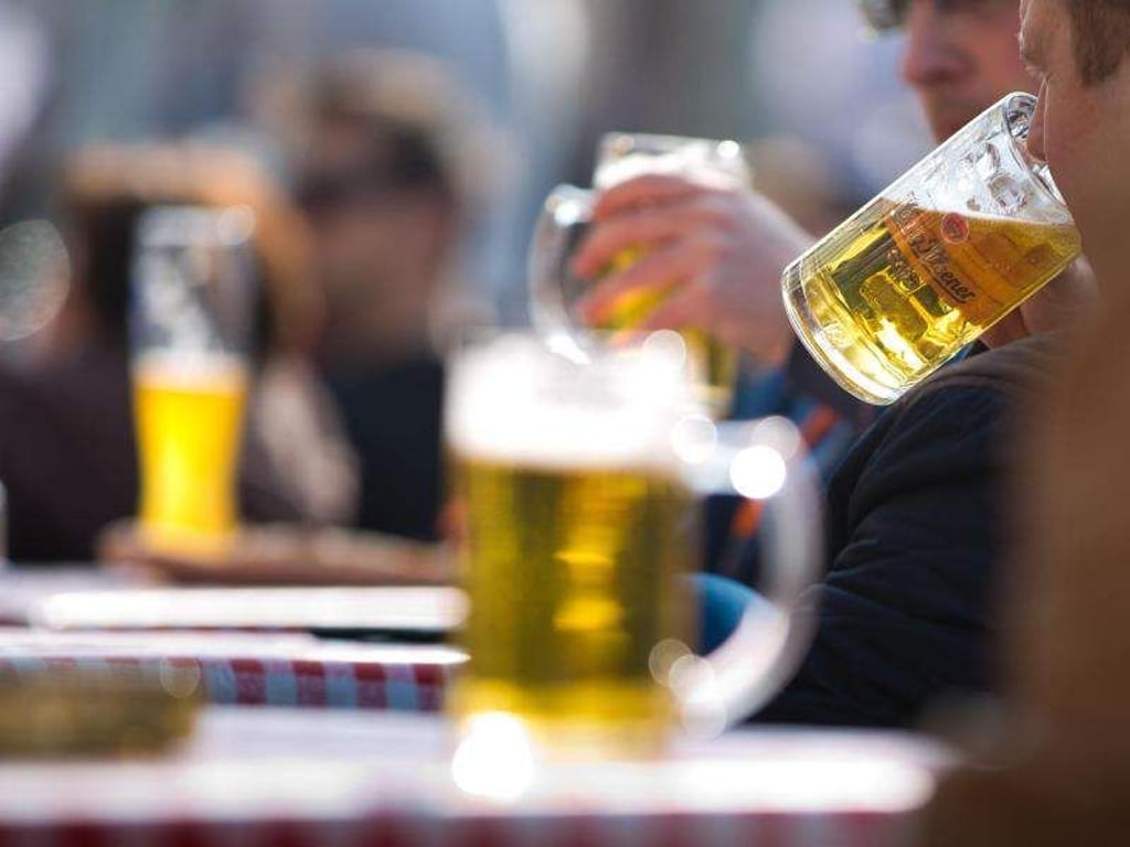 Die Deutschen trinken durchschnittlich mehr Alkohol als ihre europäischen Nachbarn. Dem allgemeinen Abwertstrend folgt Deutschland nur zögerlich. Foto: Frank Rumpenhorst