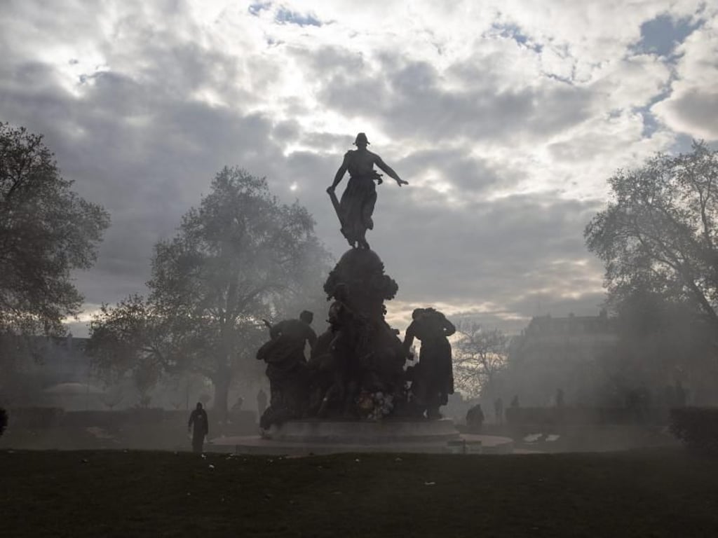 Tränengasschwaden hängen über dem Platz der Republik in Paris. Foto: Etienne Laurent