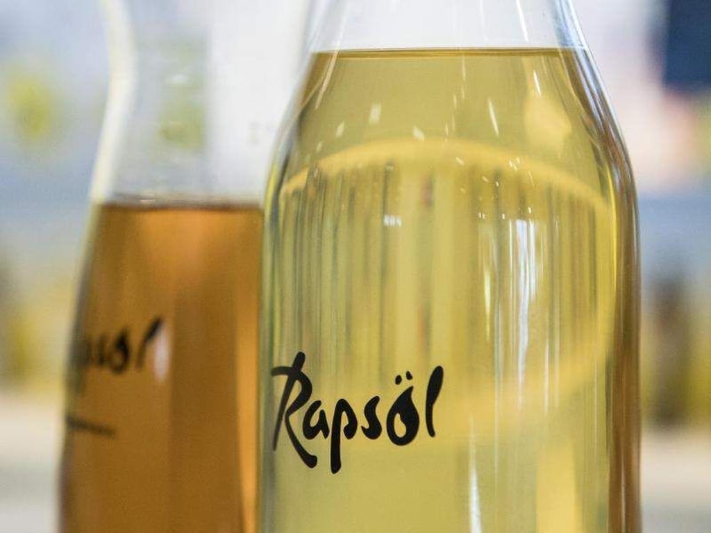Butter sollte möglichst oft durch Rapsöl ersetzt werden. Es enthält viel gesunde Omega-3-Fettsäuren. Foto: Robert Günther