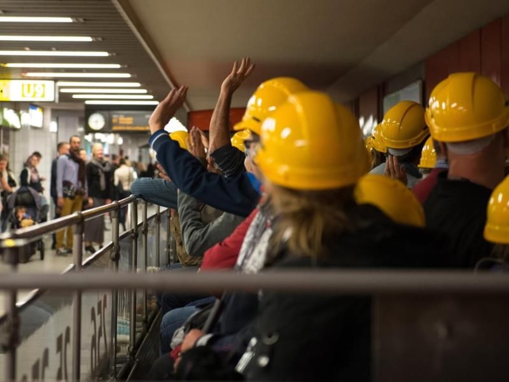 Großes Hallo: Die Mitfahrer winken den Wartenden am Bahnsteig zu. Foto: Andrea Warnecke