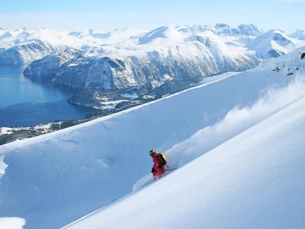 Wer gerne im Tiefschnee fährt, ist im Skigebiet Stranda genau richtig. Foto: Stranda/Simen Berg