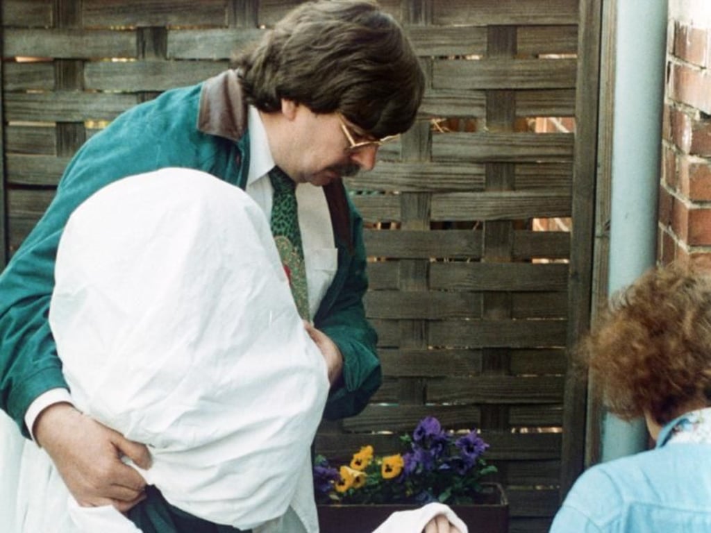 Die mit einem Laken verhüllte Frau von Arno Funke, aufgenommen in Berlin am 22. April 1994. Foto: Bernd Settnick