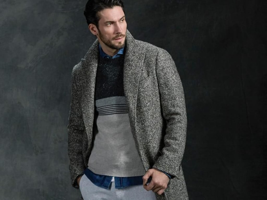 Auf die Bequemlichkeit kommt es in der Männermode im Herbst und Winter 2016/17 an.
Die Hose im Jogging-Stil und Sneaker gehören dazu, was auch Brunello Cucinelli in seine Kollektion aufnimmt (Mantel 3470 Euro, Pullover 950 Euro, Hemd 530 Euro, Hose 480 Euro, Schuhe 590 Euro). Foto: Brunello Cucinelli