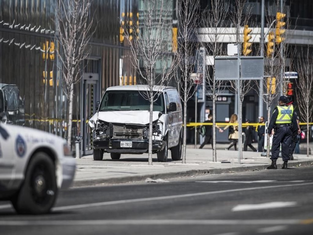 23. April: Der beschädigte Lieferwagen des Täters nach der tödlichen Fahrt. Foto: Aaron Vincent Elkaim/The Canadian Press