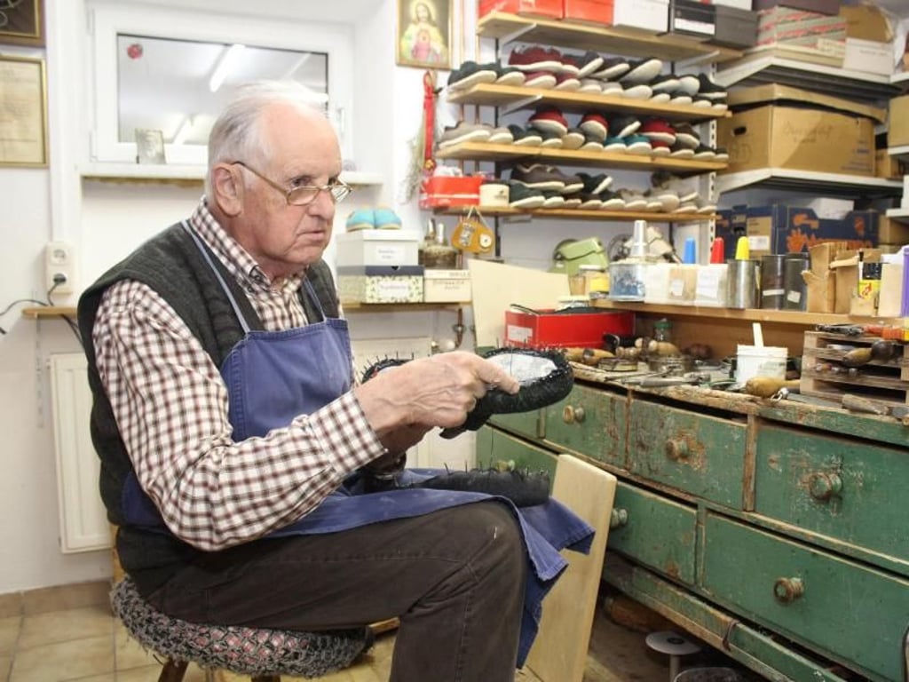 Ein Meister seines Fachs: Schuster Otto Marksteiner stellt in seiner Werkstatt Doggln her, typische Tiroler Haussschuhe. Foto: Bernd F. Meier