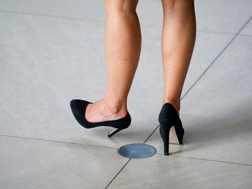 Frauen mit schönen Beinen sollten ein kürzeres Kleid wählen. Foto: Robert Schlesinger/dpa