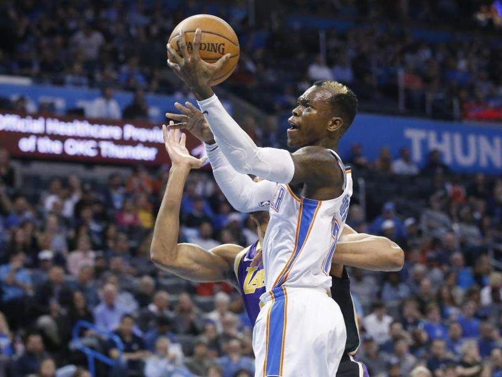 Oklahoma-Spieler Dennis Schröder erzielte 15 Punkte für sein Team beim Heimsieg gegen die Los Angeles Lakers. Foto: Sue Ogrocki/AP/dpa