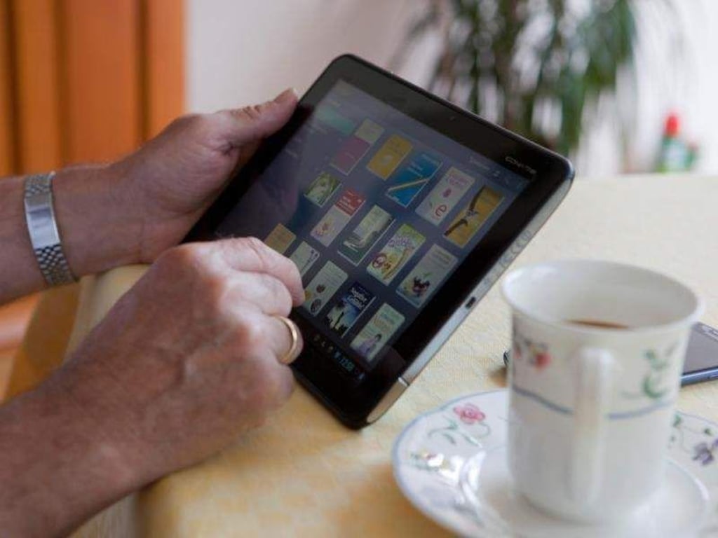 Wer an Maus und Tastatur gewöhnt ist, braucht oft etwas länger, um mit dem Touchscreen von Tablets zurechtzukommen. Für Senioren, die noch nie einen PC benutzt haben, kann aber gerade das ein Vorteil sein und den Einstieg ins Internet erleichtern. Foto: Silvia Marks