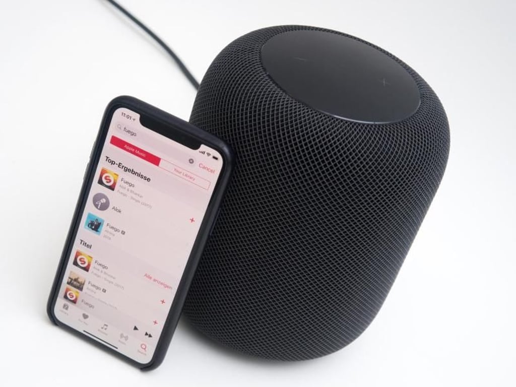 Man kann via AirPlay 2 vom iPhone aus beliebige Inhalte auf den HomePod streamen. Will man aber direkt per Sprachkommando Musik abspielen, kommt man um ein Abo bei Apple nicht herum. Foto: Andrea Warnecke