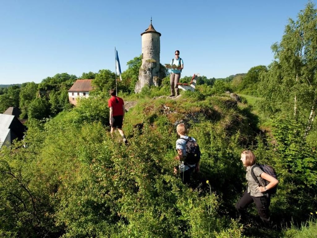Zwei-Tages-Route: Von Ebermannstadt geht es über Muggendorf nach Gößweinstein und am folgenden Tag über die Schottersmühle weiter nach Waischenfeld (im Bild). Foto: Andreas Hub/Franken Tourismus/dpa-tmn