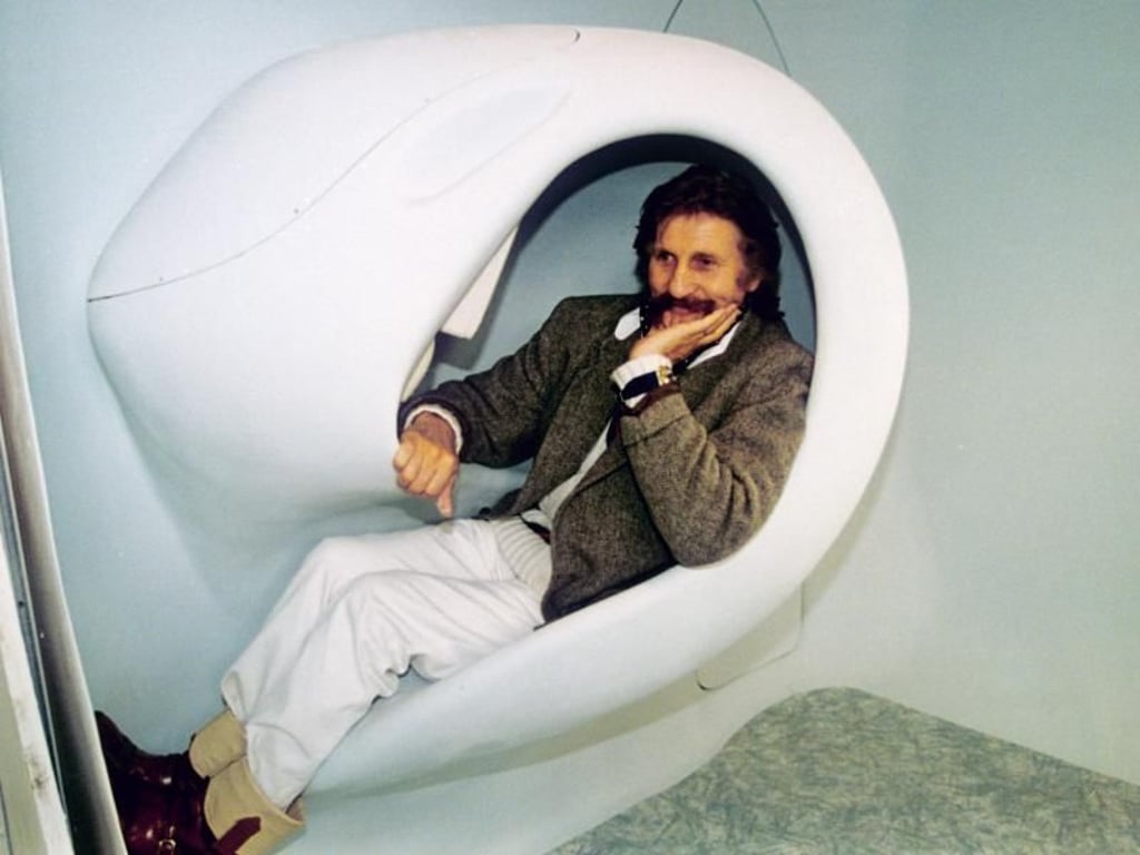 Luigi Colani in einem von ihm gestylten "Habitaner", einem Wohnmodul für Einzelpersonen. Foto: Roland Scheidemann