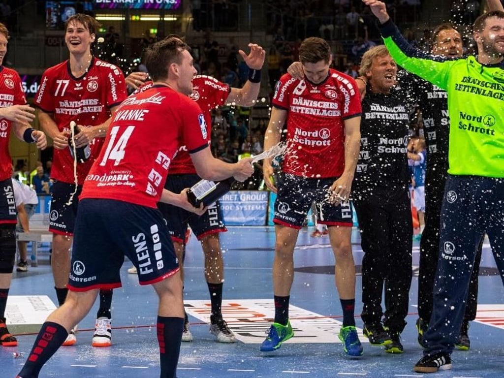 Die Spieler von Flensburg legten nach dem Spiel einen Freudentanz aufs Parkett. Foto: Guido Kirchner
