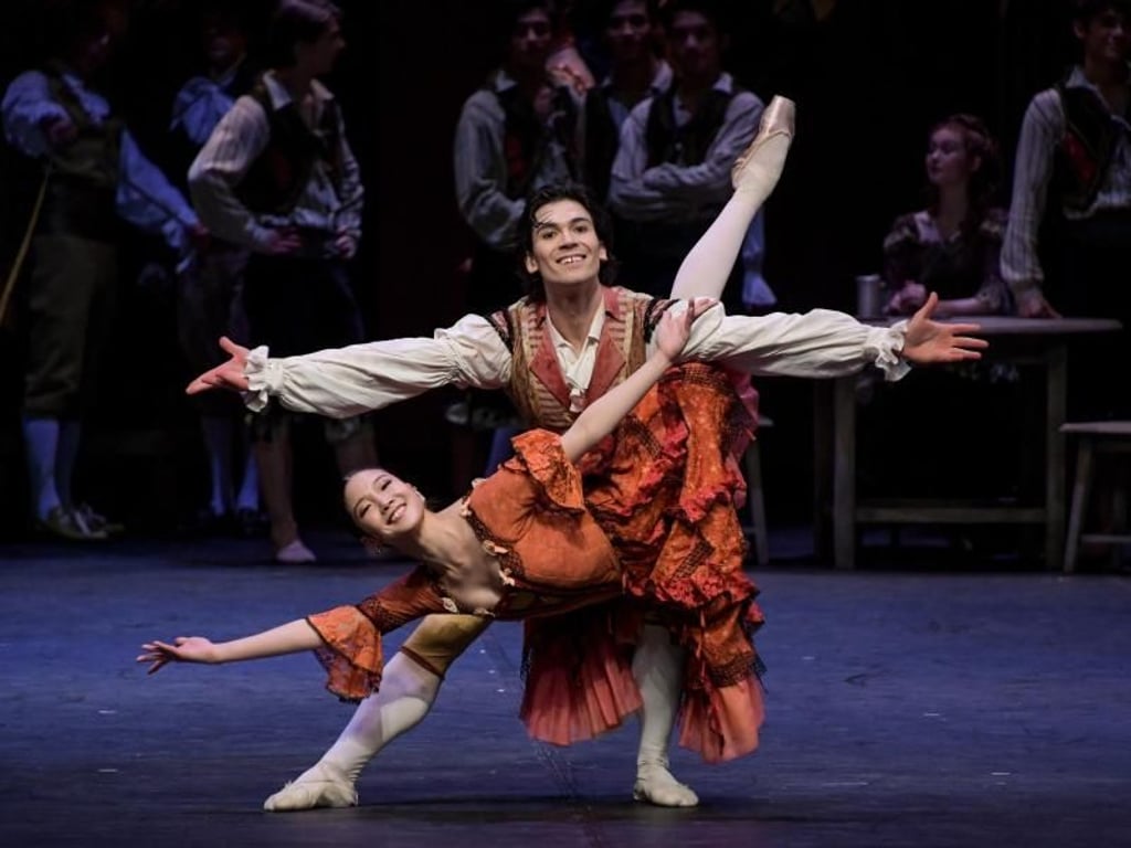 Madoka Sugai als Kitri und Alexandr Trusch als Basil bei der Fotoprobe von "Don Quixote" in der Hamburger Staatsoper. Foto: Axel Heimken