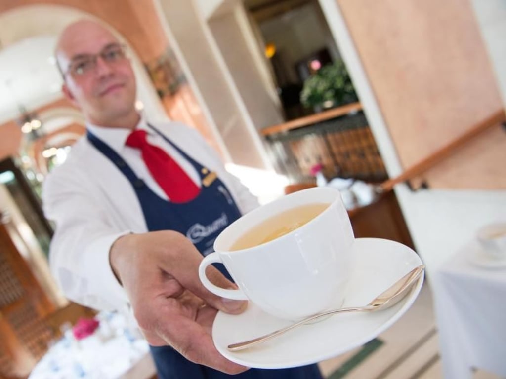 Blumiges Aroma - Volker Bruns, Tea Master im Berliner Hotel «Adlon», serviert eine Tasse weißen Tee. Foto: Franziska Gabbert