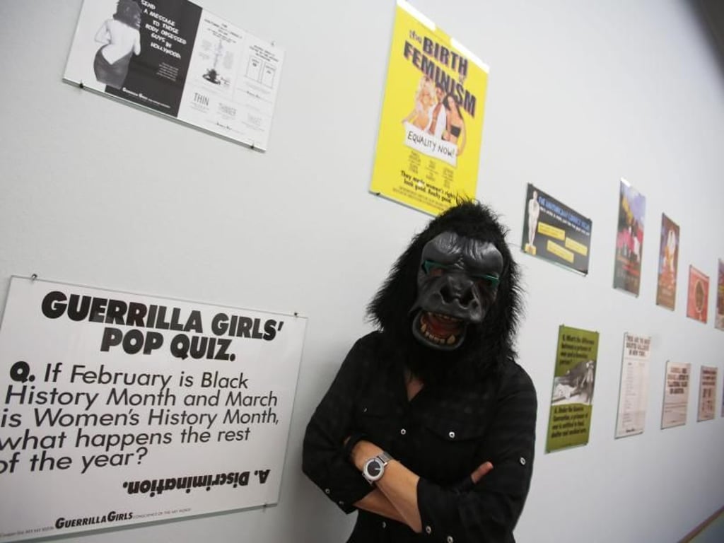 «Käthe Kollwitz» von der Künstlergruppe Guerrilla Girls in der Ausstellung. Foto: Oliver Berg
