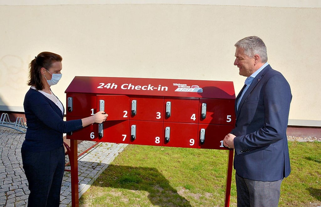 Astrid Grossert, Leiterin Kundenbetreuung, und SWG-Chef Daniel Jircik präsentieren die Check-in-Boxen für die Schlüsselübergabe.