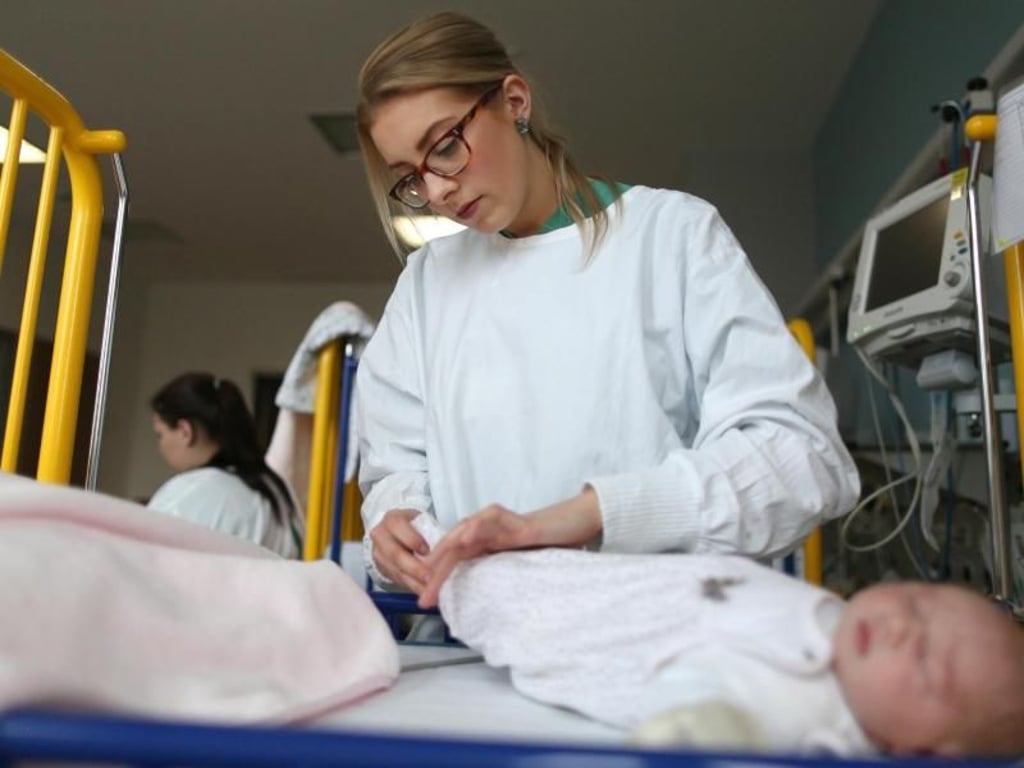 Wer wie Nicole Ekonomiuk Kinderkrankenschwester werden will, braucht in der Regel mindestens die mittlere Reife. Ekonomiuk macht die dreijährige Ausbildung am Klinikum Dortmund. Foto: Ina Fassbender